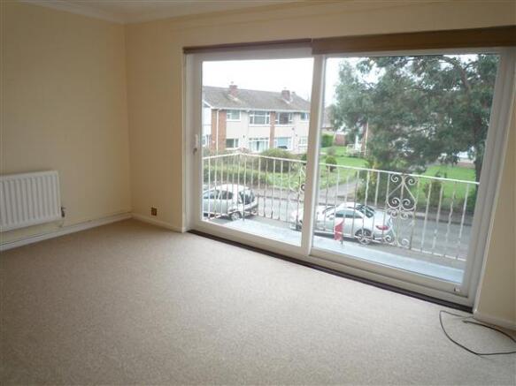 LOUNGE (Front):