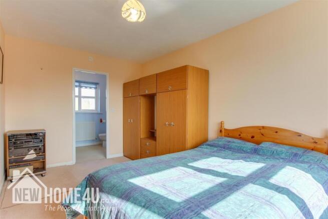 MASTER BEDROOM: