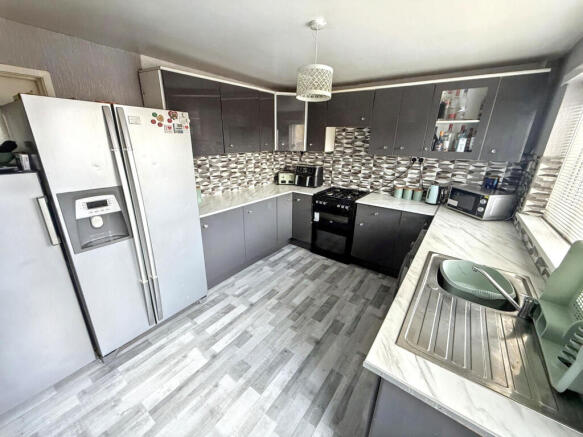 5 bed Semi-Detached for sale Image 4