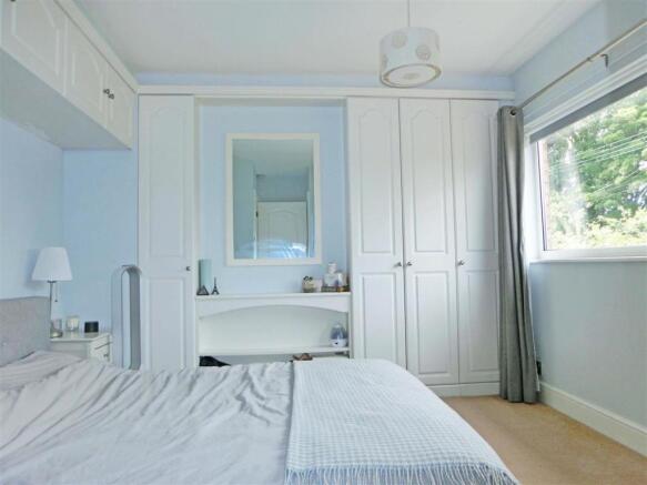 Barkers Lane 9 Bed1.jpg