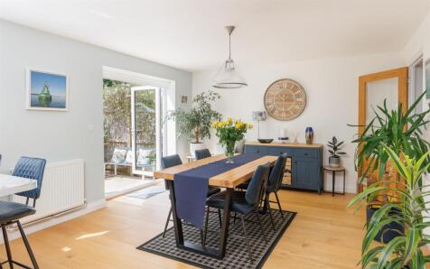 IMMACULATE DETACHED FAMILY HOME - Hooke Close, Freshwater