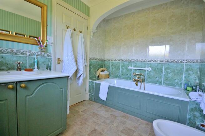 EN SUITE BATHROOM