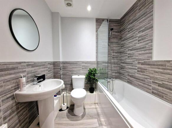 2 bed Flat for sale Image 6
