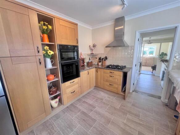 Kitchen b.jpg