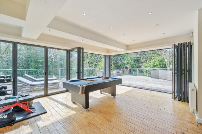 6 bed Detached for sale Image 5