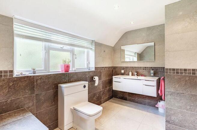 BATHROOM 1
