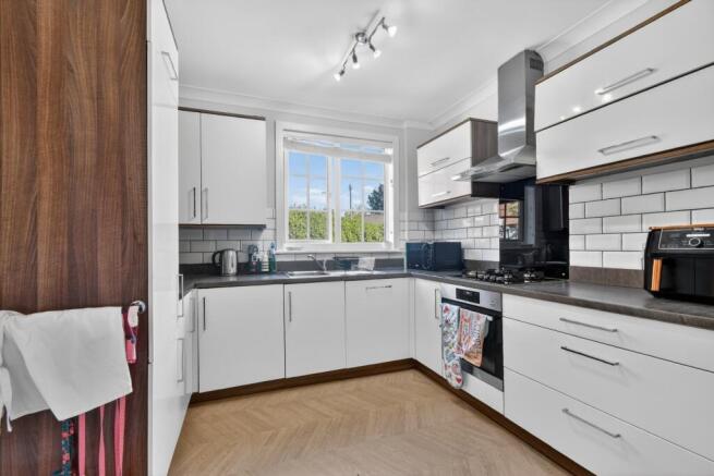4 bed Semi-Detached for sale Image 4