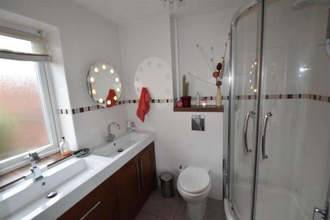 Ensuite.JPG