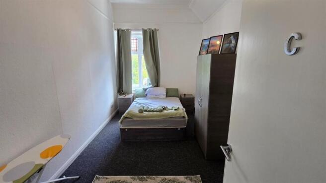 Bright double bedroom with storage and natural ...