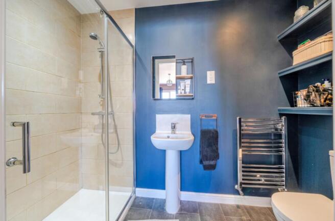 Ensuite to main bedroom