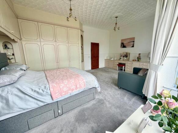 5 bed Semi-Detached for sale Image 12