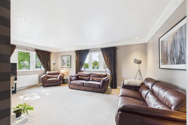 5 bed Detached for sale Image 7