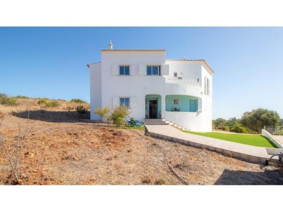 4 bedroom villa with swimming pool on land with 1.5ha, Lagos