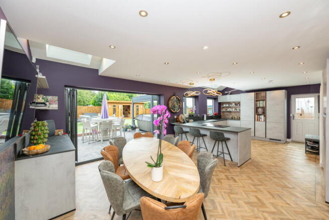 5 bed Semi-Detached for sale Image 8