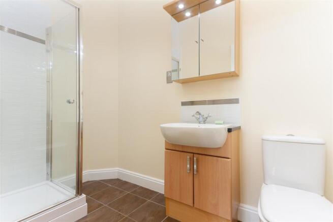 4 Queens Manor En Suite.jpg