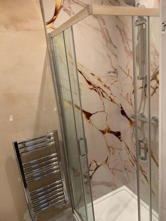 Modern shower with stylish marble-effect tiling...