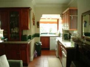 L SHAPED FAMILY DINING ROOM/KITCHEN