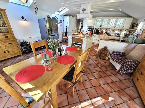 Breakfast Area.jpg