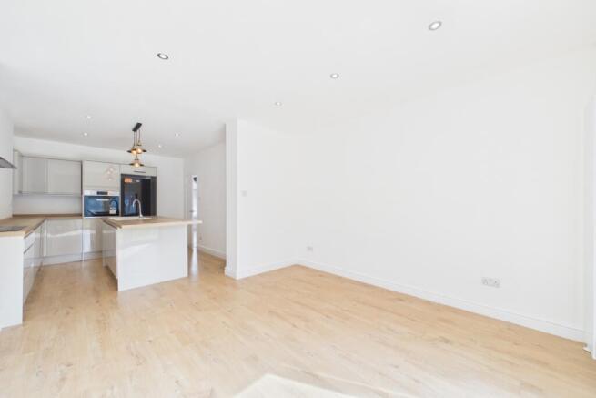 5 bed Semi-Detached to rent Image 8