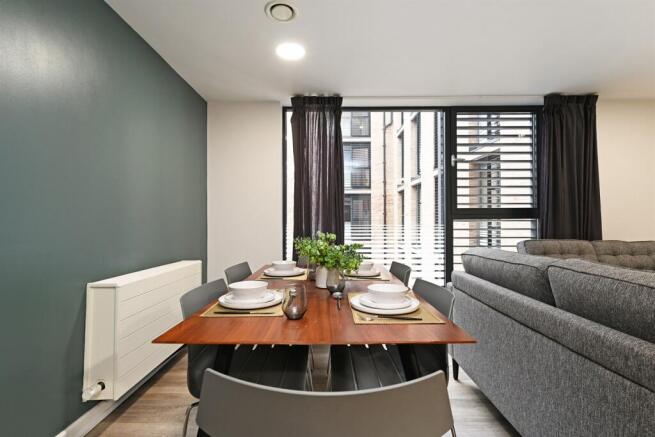 4 bed Apartment to rent Image 6