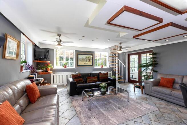 5 bed Detached for sale Image 6