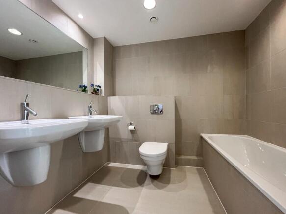2 bed Flat to rent Image 6