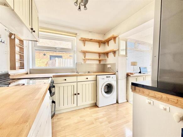 3 bed Semi-Detached for sale Image 6