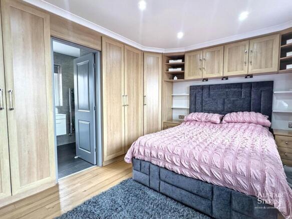 5 bed Semi-Detached for sale Image 12