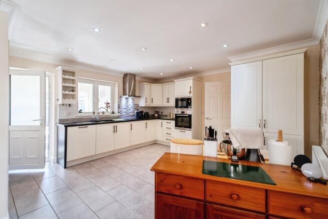Millfield Close, March photo 4
