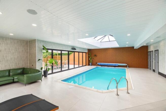 5 bed Detached for sale Image 8