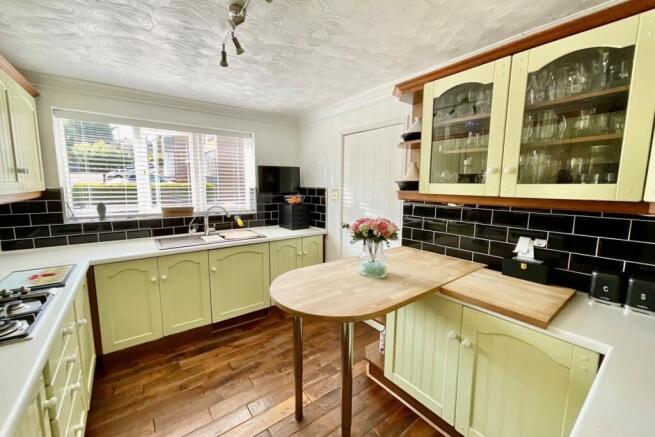 4 bed Detached for sale Image 9