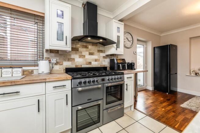 4 bed Semi-Detached for sale Image 5