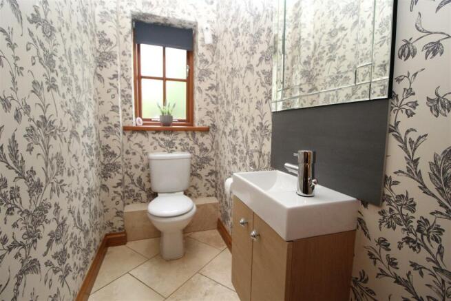 CLOAKROOM/ W.C.