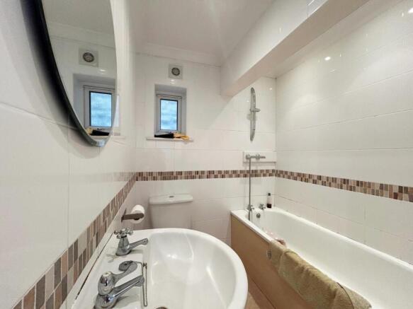 72A Southview Drive, Westcliff-on-Sea, Essex  SS0 9QB photo 4