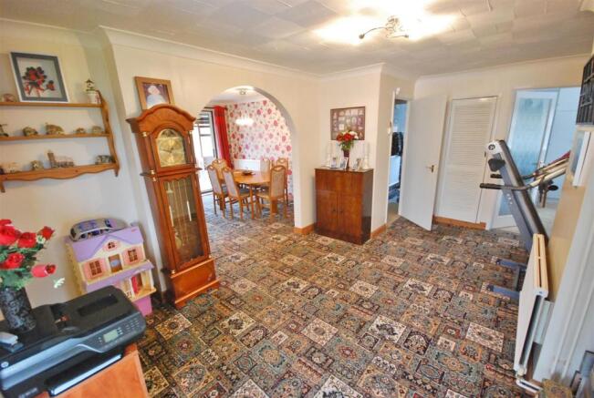 ENTRANCE/DINING HALL