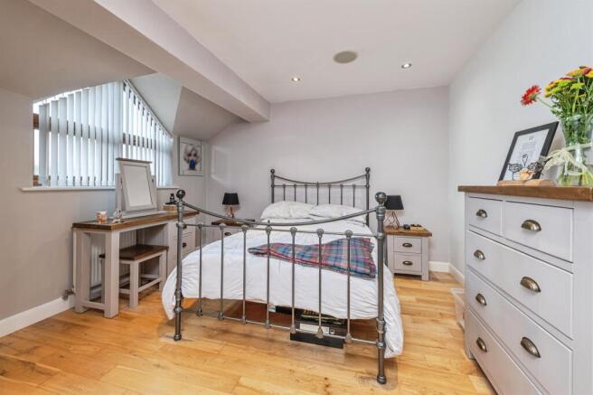 4 bed Town House for sale Image 10