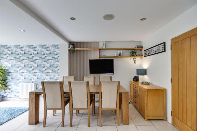 5 bed Detached for sale Image 6