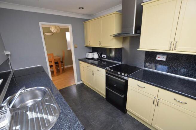 4 bed Detached to rent Image 8