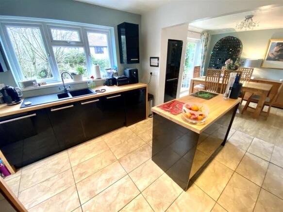 KITCHEN/DINING ROOM