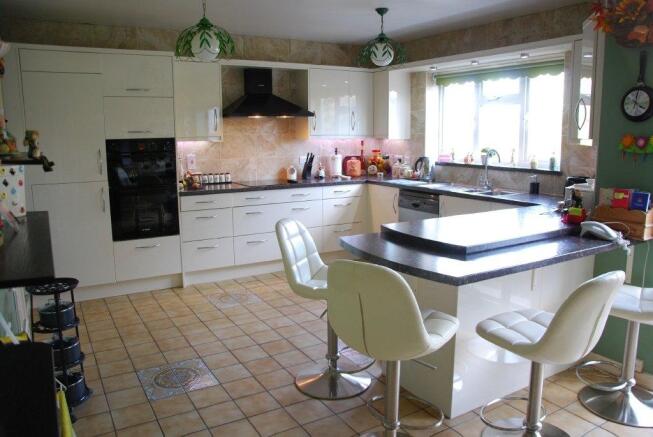 KITCHEN/BREAKFAST RO