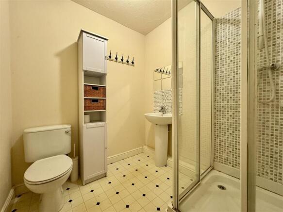 5 bed Detached for sale Image 7