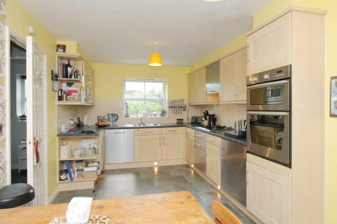 KITCHEN / DINING