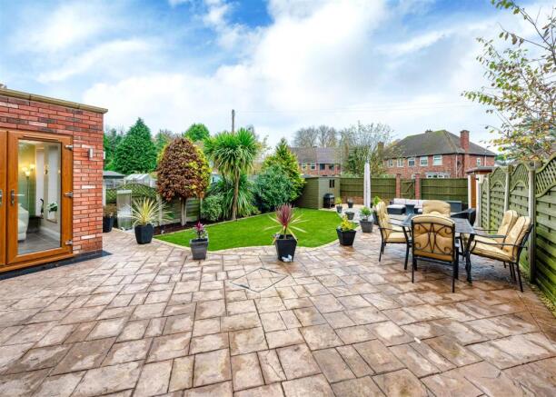 58 Birches Road-gdn1.jpg