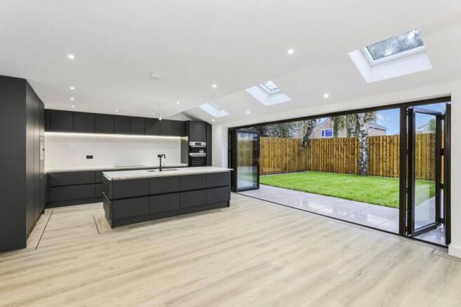 5 bed Detached for sale Image 12