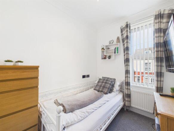 3 bed Terraced for sale Image 9