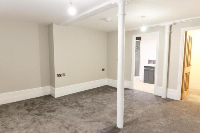 2 bed Flat to rent Image 12