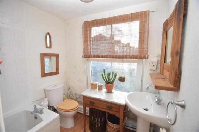 BATHROOM/WC