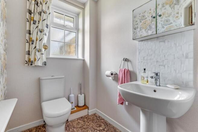 4 bed Bungalow for sale Image 11