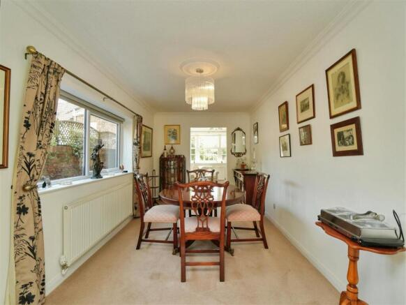 5 bed Detached for sale Image 7