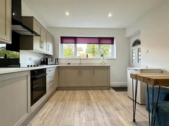 3 bed Detached to rent Image 4